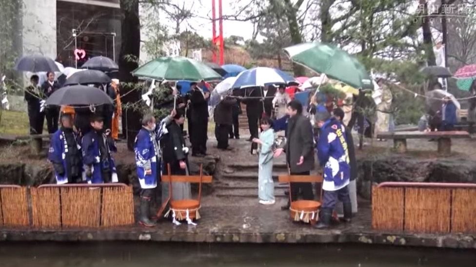 【ONLY IN JAPAN】 Giving Koi Fish sake drinks will get activists angry one!!