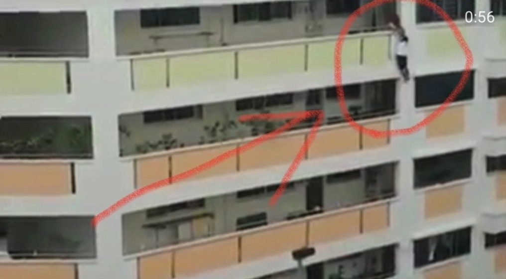 【衝撃動画】 HDB で人がぶら下がってるのですが・・ 自殺！？事故！？